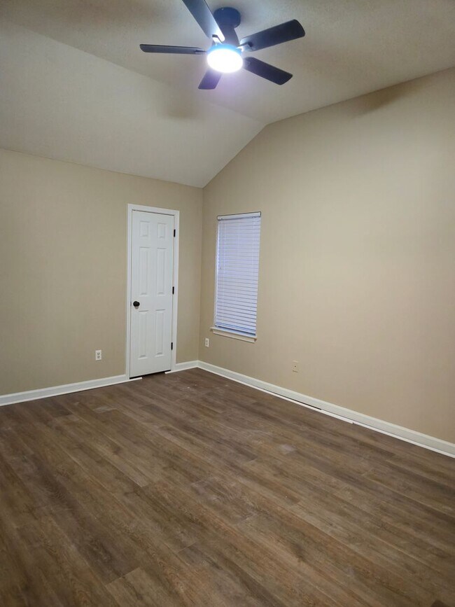 Building Photo - Now Available – Beautifully Renovated 2 Bed, 2 Bath Townhome!