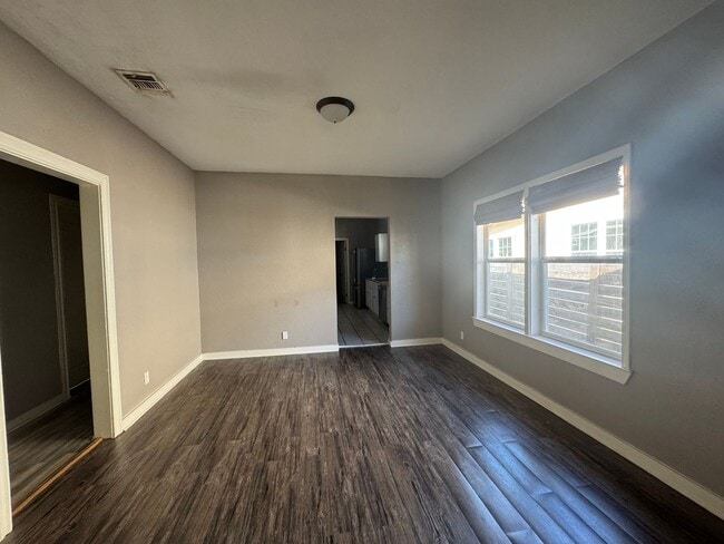 Building Photo - Lovely 3 Bedroom, 2 Bath Bungalow in the H...