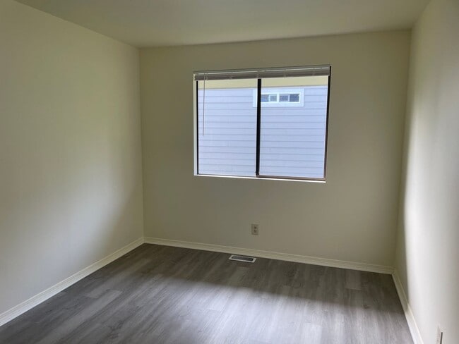 Building Photo - Spacious Admirals Cove Home with Recent Up...