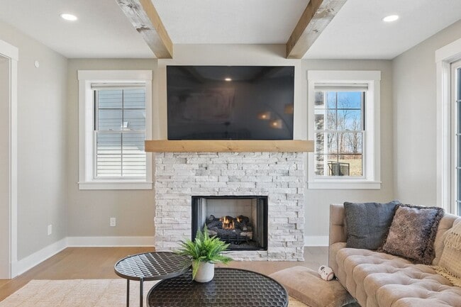 Building Photo - Luxurious, Fully Furnished Townhome       ...