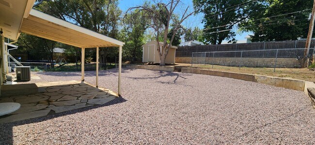 Building Photo - ALL PROSPECTIVE TENANTS MUST SUBMIT A ON LINE APPLICATION AND BE PRE-QUALIFIED PRIOR TO ANY SHOWI...