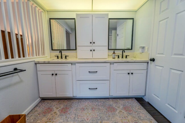 Building Photo - Modern Comfort in Mariners Village – Renov...