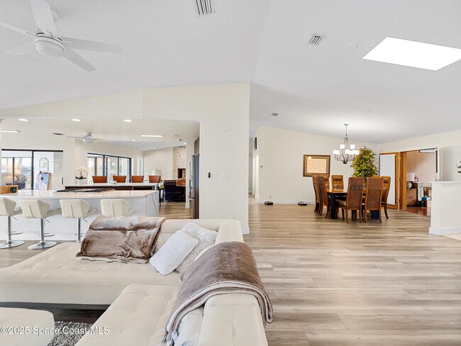 Building Photo - 165 Crispin St