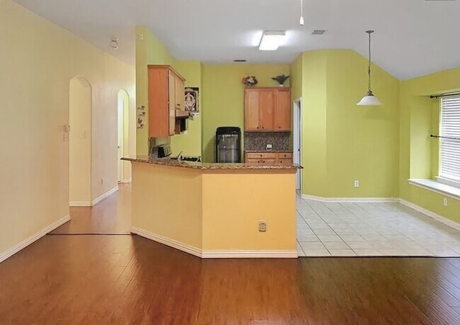 Building Photo - 402 Calvary Dr