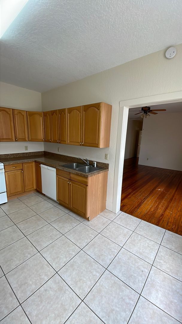 Building Photo - Spacious 2/2 Apartment in Heart of Umatilla!