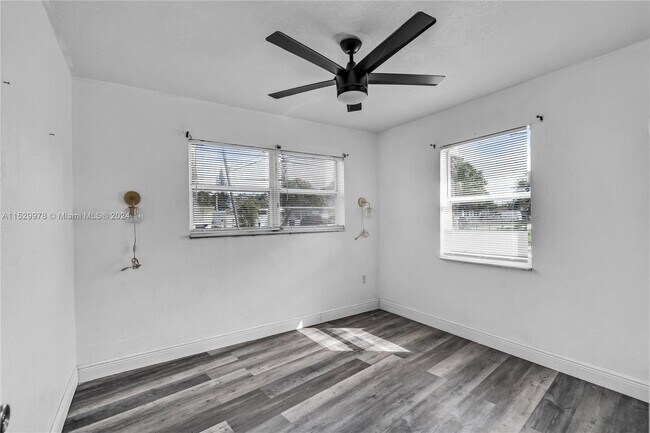 Building Photo - 420 S 61st Terrace