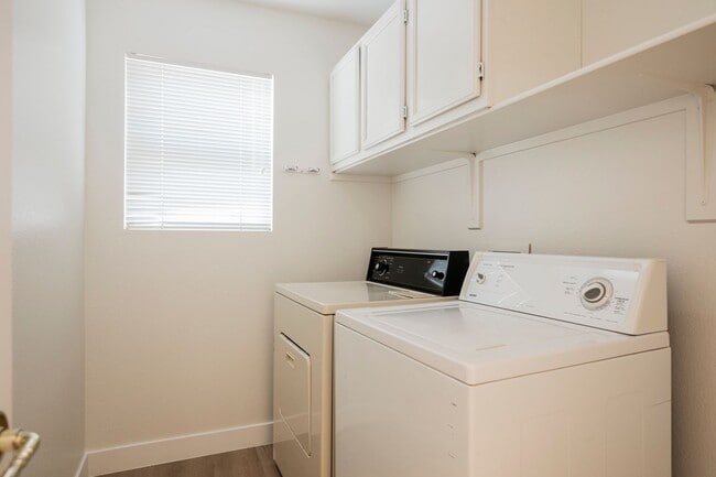 Building Photo - Honey, I’m Home! This Lovely 3 Bedroom, Two-Story Home Is Located In Summerlin.