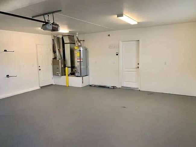 Building Photo - Beautiful 2 Level Home !!