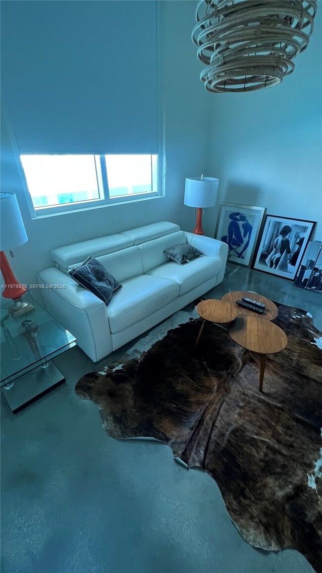 Building Photo - 700 NE 25th St