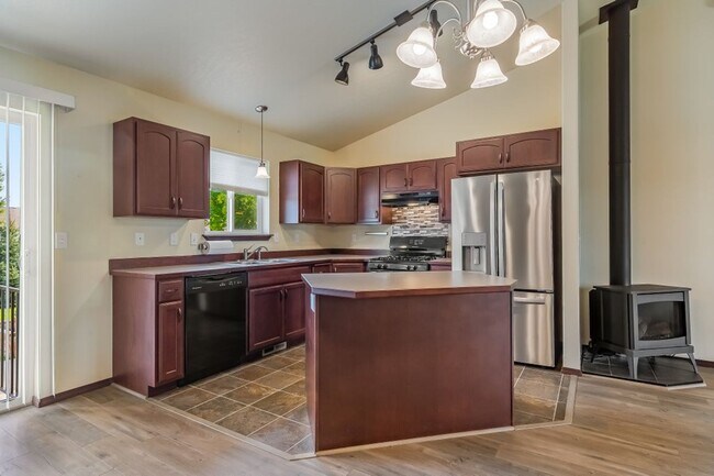 Building Photo - 3 bed 2 bath rancher