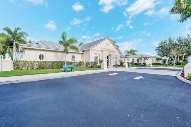 Building Photo - 544 SW Indian Key Dr
