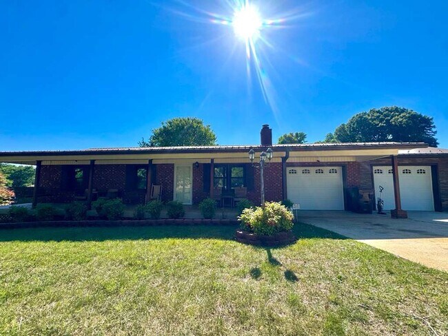 Building Photo - 4221 Valley Cir