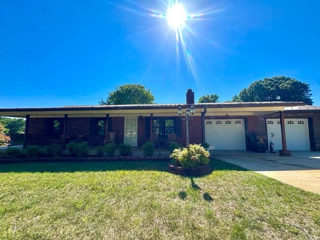 Building Photo - Available! Beautiful 3 Bed, 1 Bath Home in quiet neighborhood