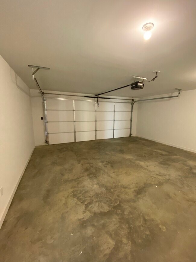 Building Photo - $500 OFF FIRST MONTHS RENT!