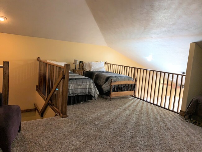 Building Photo - Perfectly Located Crestview Condo - Fully ...