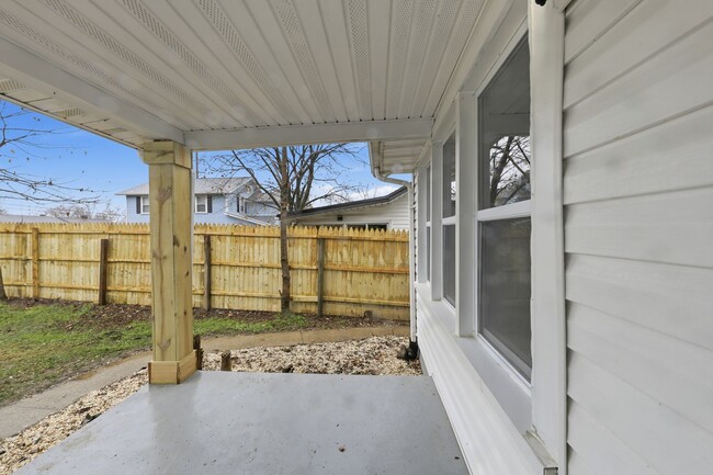 Building Photo - 228 E Siebenthaler Ave