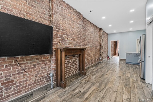Building Photo - 220 E 116th St