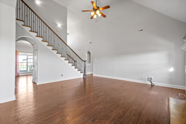 Building Photo - Three Bedroom with Bonus on Exit 8!