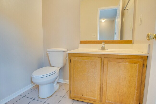 Building Photo - Charming Townhome with Fireplace & Fenced ...