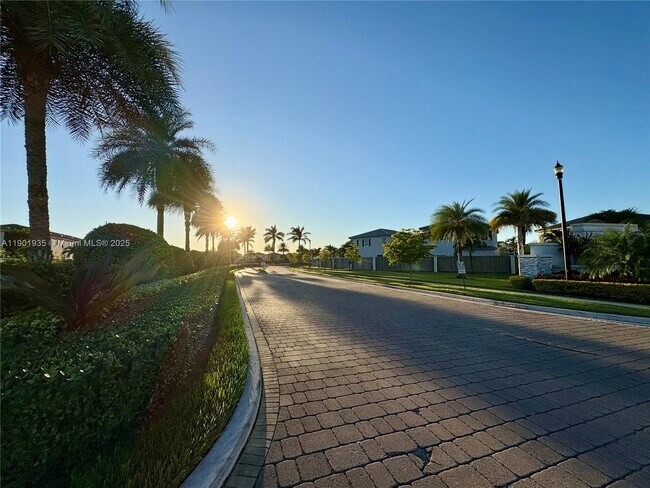 Building Photo - 1020 SE 26th Ter