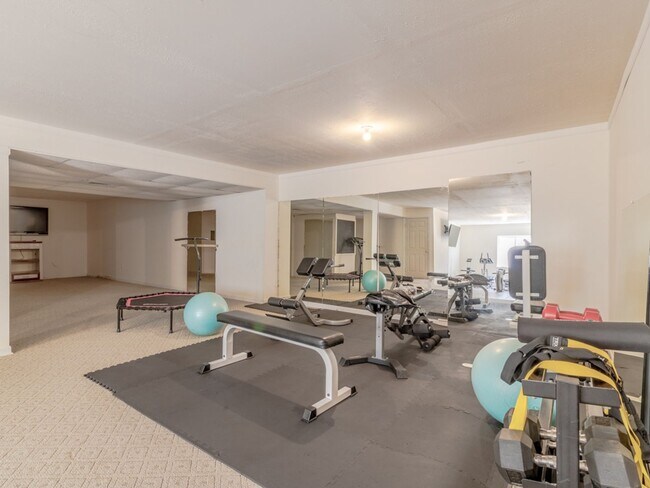 Building Photo - Spacious Unfurnished 3-BR, 2.5-BA year-rou...