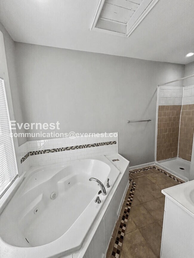 Building Photo - 1304 Oakwood Ave