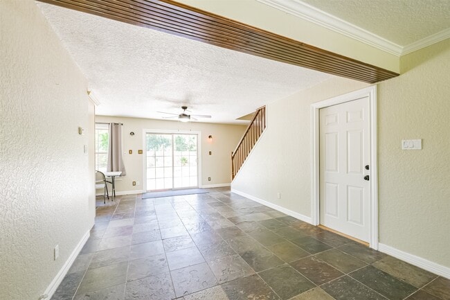 Building Photo - 201 Meadowlawn St