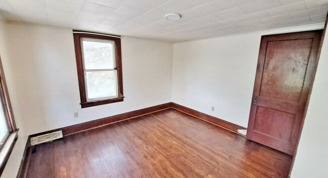 Building Photo - 3 Bed / 1 Bath Single Family Home