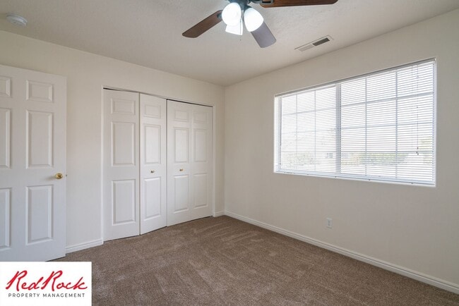 Building Photo - 2 Bedroom Townhome Available