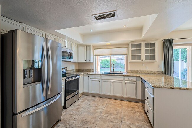 Building Photo - Three Bedrooms & POOL in 85254!