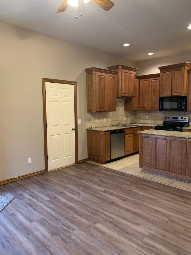 Building Photo - 3 bedroom, 2 bathroom, 2 car garage