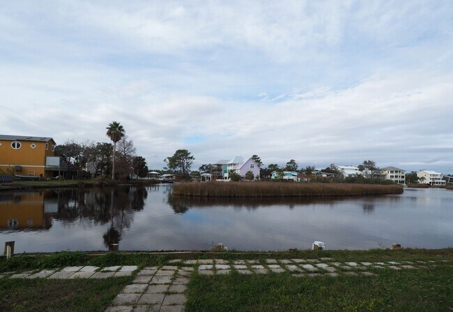 Building Photo - Gorgeous water views just blocks from the ...