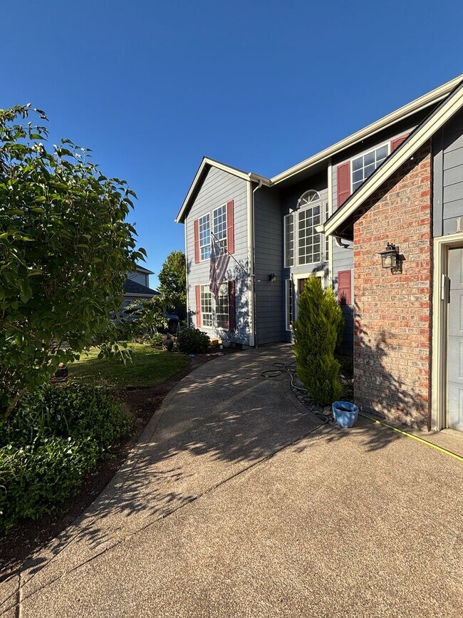 Building Photo - 4 Bedroom 2.5 Bathroom Home in NW Salem!