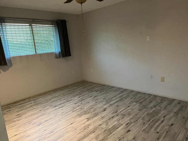 Building Photo - 10415 W Cameo Dr