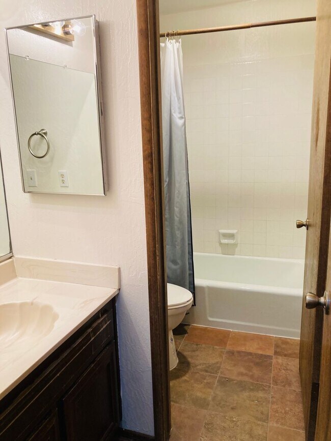 Building Photo - Enchanting Four Bedroom Two and Half Bath Condo in North Meadow Bay.