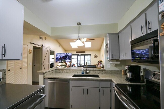 Building Photo - 323 Knottwood Ct