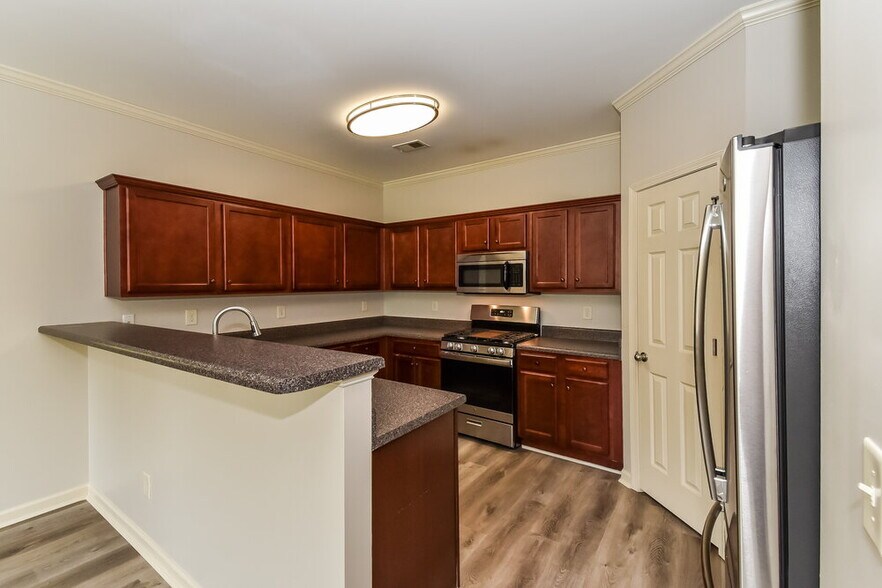 Building Photo - 1000 Cureton Dr
