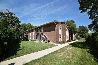 Building Photo - Charlotte Square | Courtyard & Open Breezeways