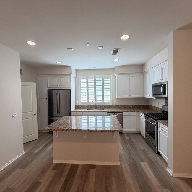 Building Photo - Modern 3-story townhouse in Eastvale-MOVE-IN SPECIAL $2595 FOR FIRST 3 MONTHS!