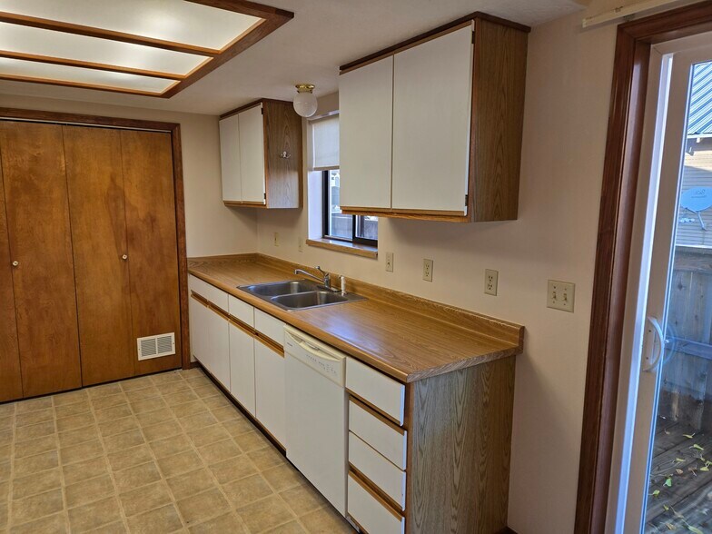 Building Photo - 935 Center Ave