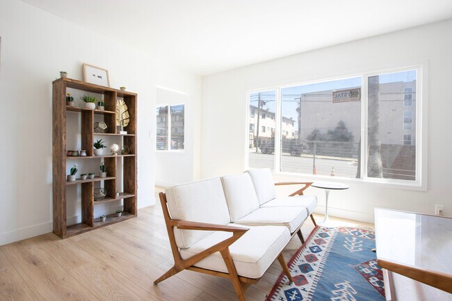 Building Photo - 4019 Oakwood