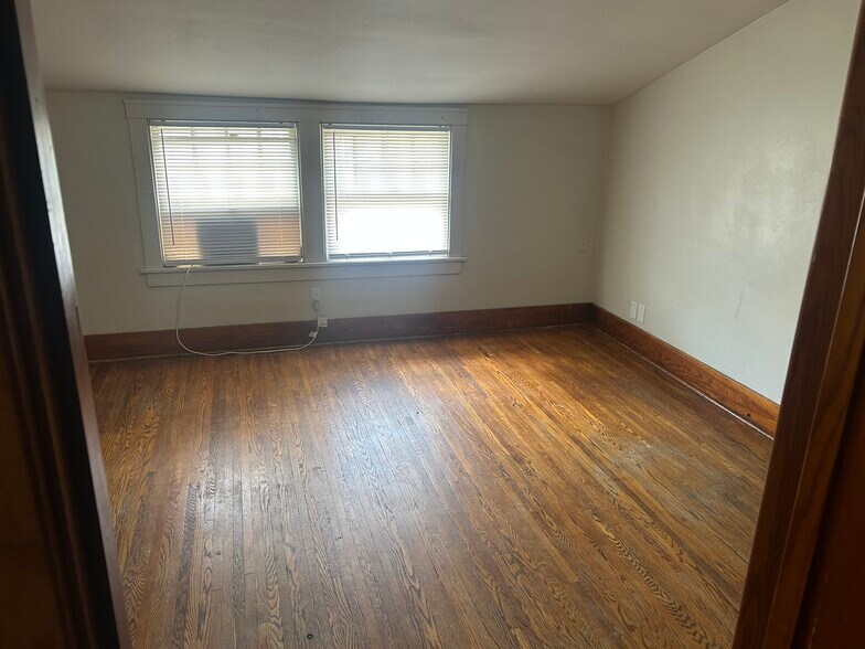 Building Photo - 415 E Frye Ave