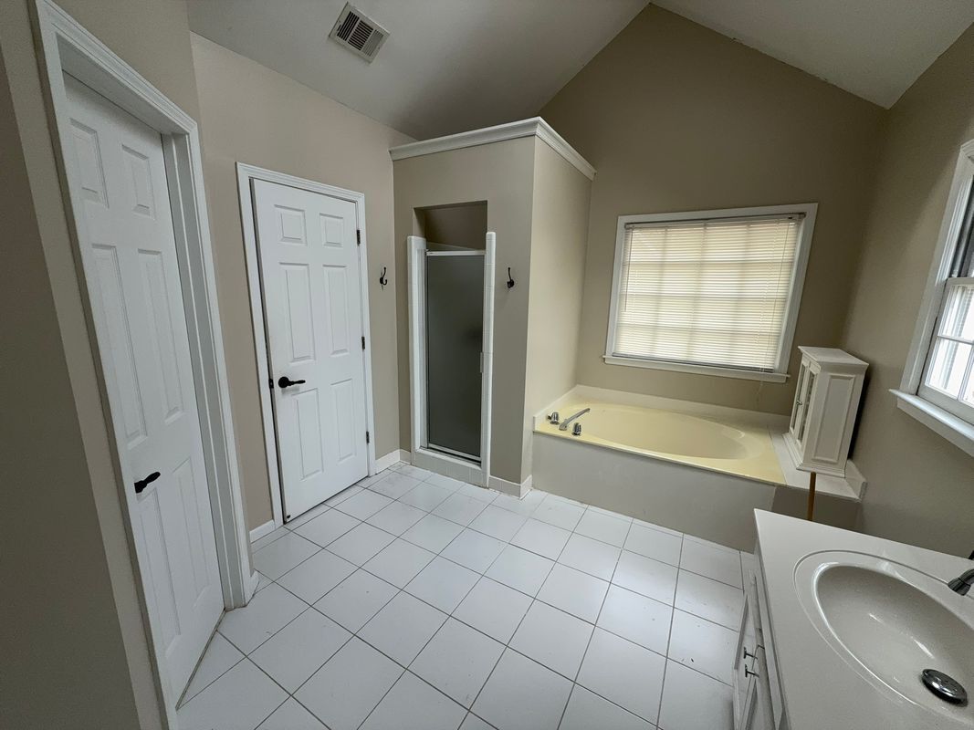 Building Photo - 2845 Stratfield Ct