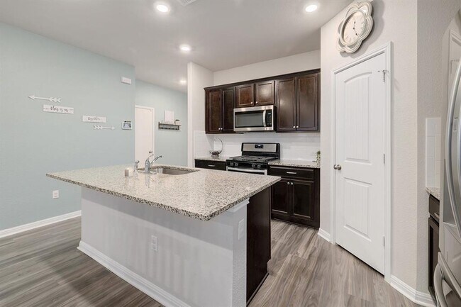 Building Photo - 200 Arrowhead Vine St