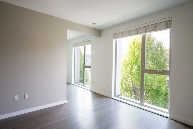 Building Photo - $500 FOR YOU! 2nd Floor Modern & Sleek 1Bdr in Sellwood!