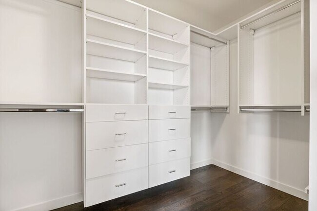 Building Photo - Stunning Modern Air-Conditioned in Coveted...