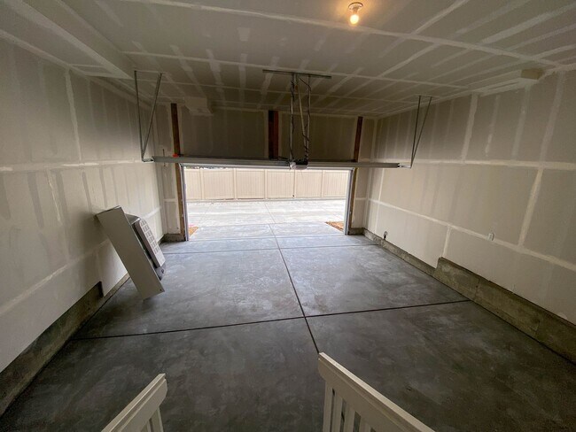 Building Photo - Stunning 4-Bedroom Duplex in Desirable Alpine Vista Neighborhood