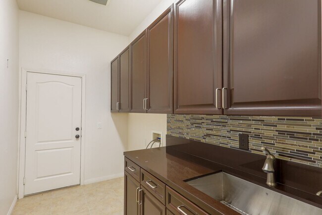 Building Photo - Fabulous Single Story 3 Bedroom Home Conve...