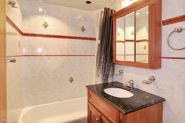 Building Photo - 225 St Pauls Ave