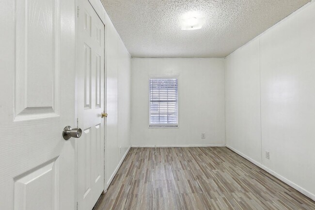 Building Photo - 121 Timber Ridge St